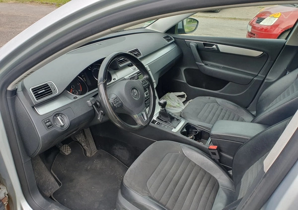 Volkswagen Passat cena 26600 przebieg: 220000, rok produkcji 2012 z Gliwice małe 211